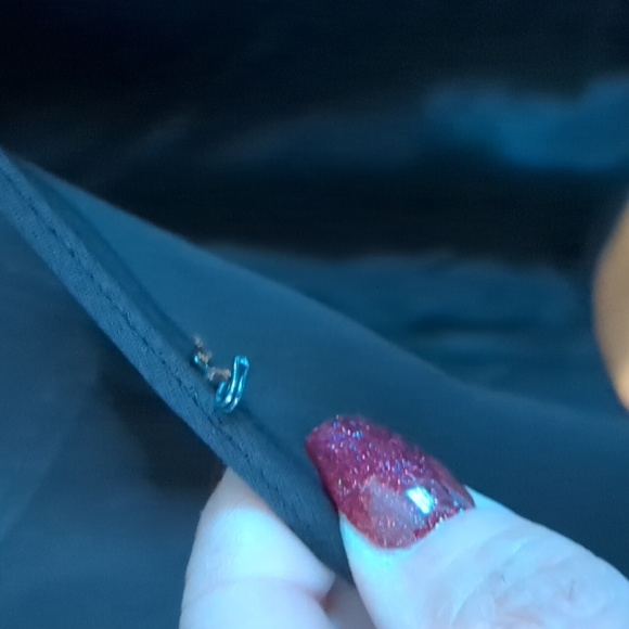 TAHARI* dress suit. Jacket/Pants, both fully lined. Hook/eye closure front. 2pc - Picture 13 of 17